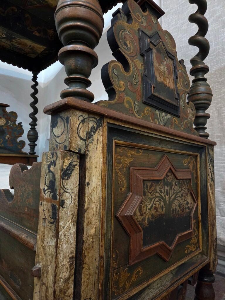 Patul expus la Muzeul de Istorie „Casa Altemberger”. Foto: Muzeul de Istorie „Casa Altemberger” / Facebook