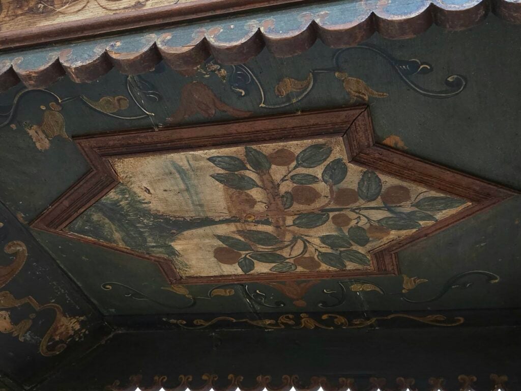 Patul expus la Muzeul de Istorie „Casa Altemberger”. Foto: Muzeul de Istorie „Casa Altemberger” / Facebook