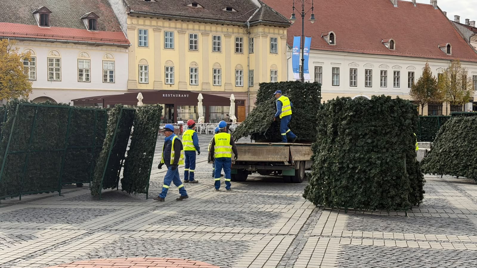 A început montarea bradului de Crăciun în Piața Mare din Sibiu. Foto: turnulsfatului.ro