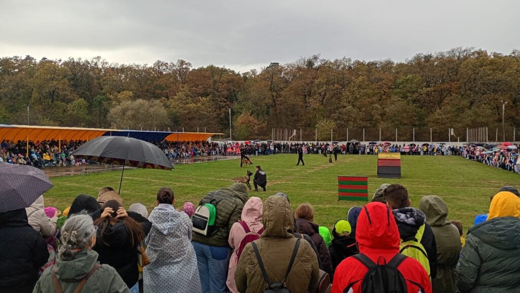 1.400 de elevi au fost prezenți, joi, la centrul chinologic din Sibiu. Foto: turnulsfatului.ro
