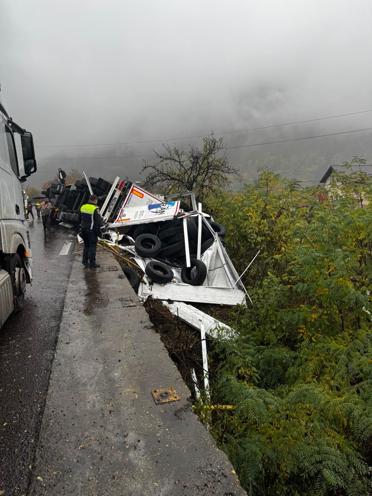 Camion răsturnat pe Valea Oltului. Foto: IPJ Vâlcea