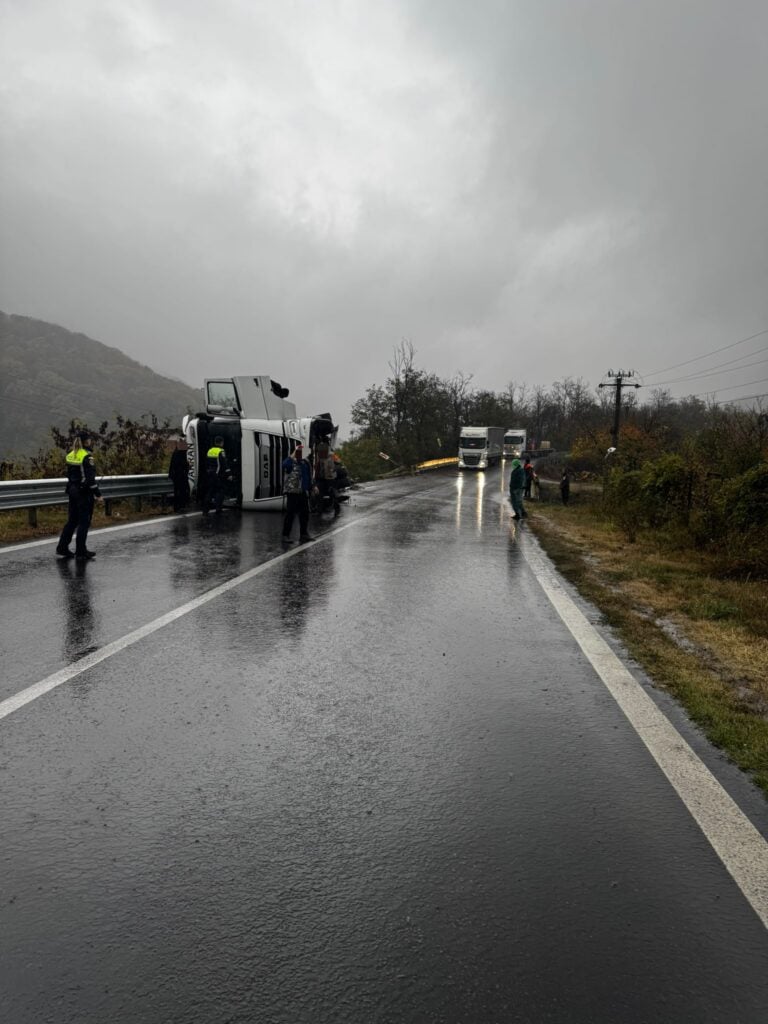 Traficul pe ruta ocolitoare a orașului Călimănești este blocată. Foto: IPJ Vâlcea