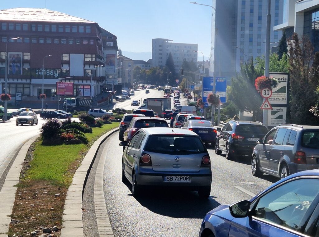 Cozile din Piața Unirii s-au propagat până pe bulevardul Victoriei și strada Banatului. Foto: turnulsfatului.ro