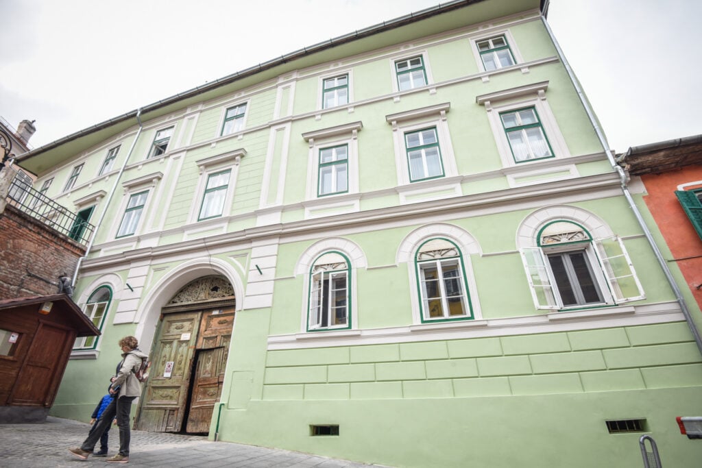 Următorul pas va fi recondiționarea porții, element istoric important. Foto: Silvana Armat / turnulsfatului.ro
