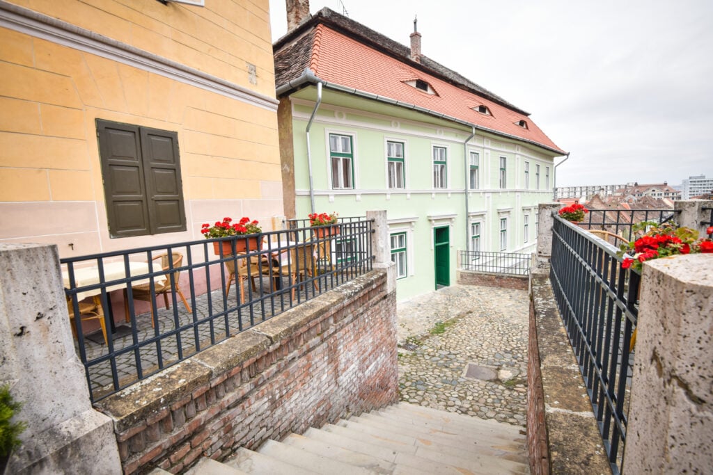Au fost recondiționate fațada, acoperișul și elemente ornamentale. Foto: Silvana Armat / turnulsfatului.ro