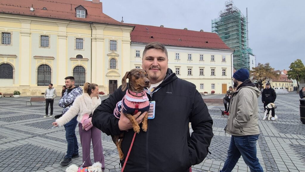 Claudiu și Matilda, cățelușa care l-a inspirat pe organizator să aducă acest eveniment și la Sibiu. Foto: turnulsfatului.ro