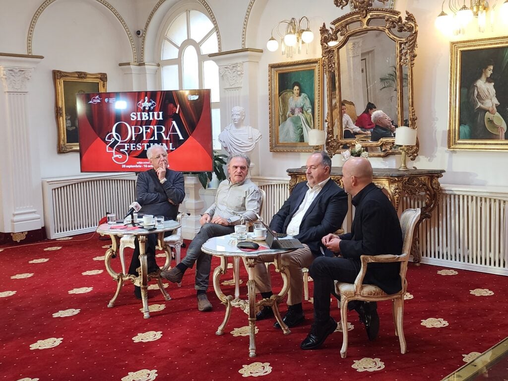 La repetiții, artiștii au lucrat la echilibrul dintre soliști, orchestră și cor. Foto: turnulsfatului.ro