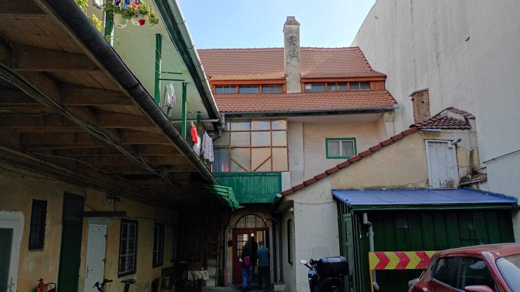 Curtea interioară de la Casa cu Frescă. Foto: turnulsfatului.ro