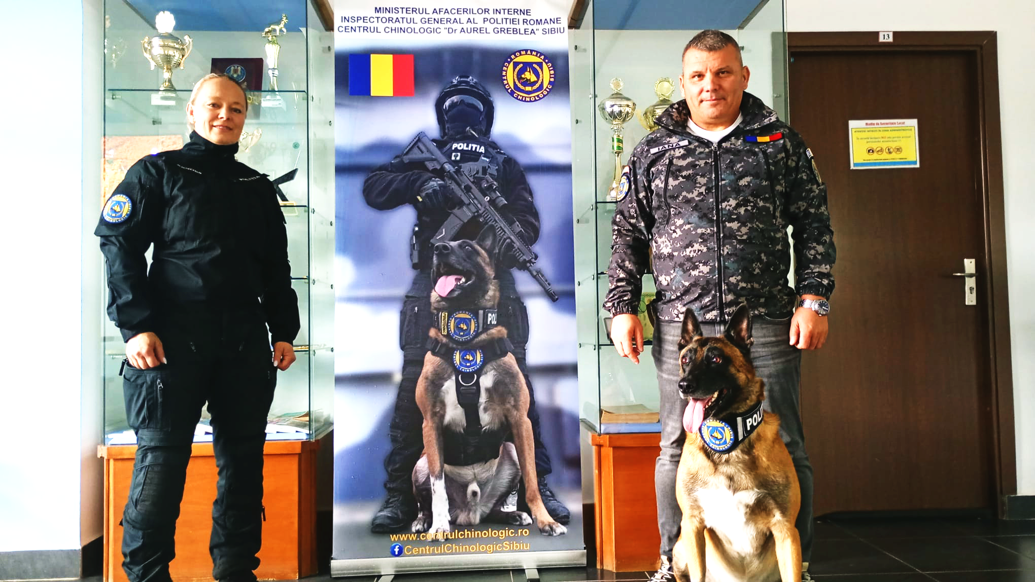 Directorul Cosmin Adrian Iana, alături de Sox, câinele vedetă al centrului, și partenerul său, Andreea. Foto: turnulsfatului.ro