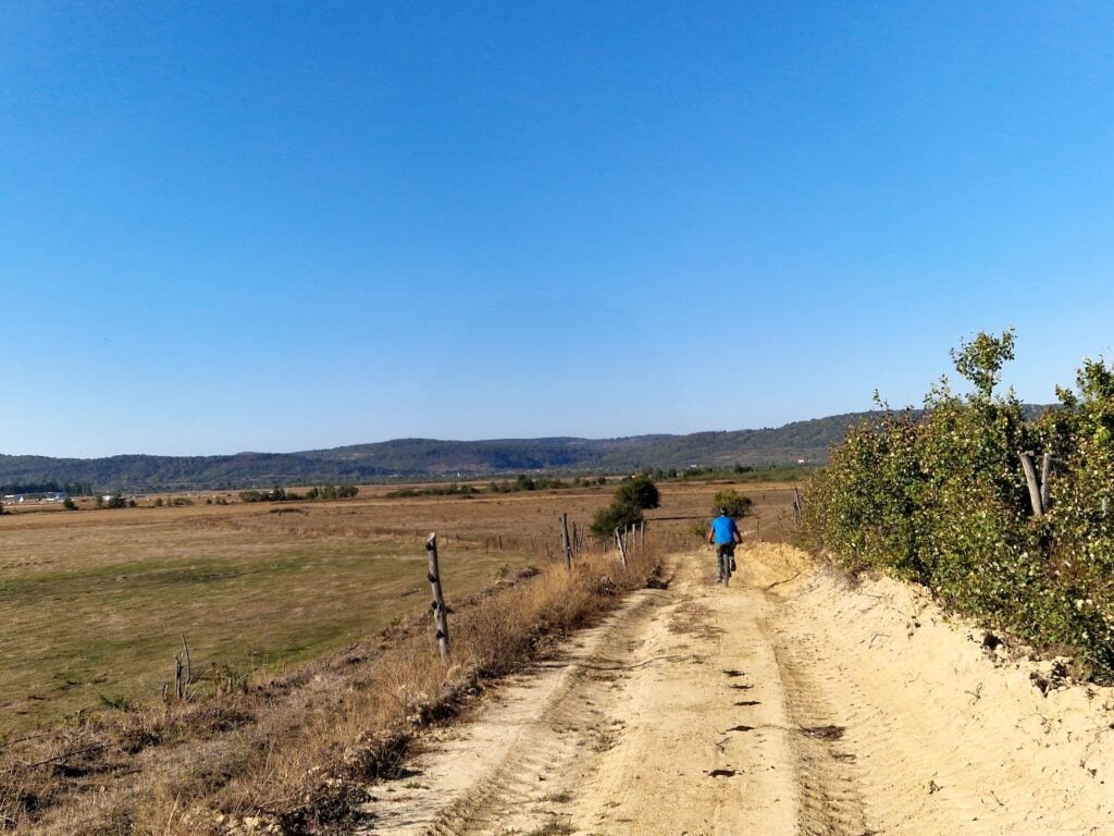 Unele porțiuni de traseu vor fi acoperite cu noroi lipicios, în caz de ploaie. Foto: turnulsfatului.ro