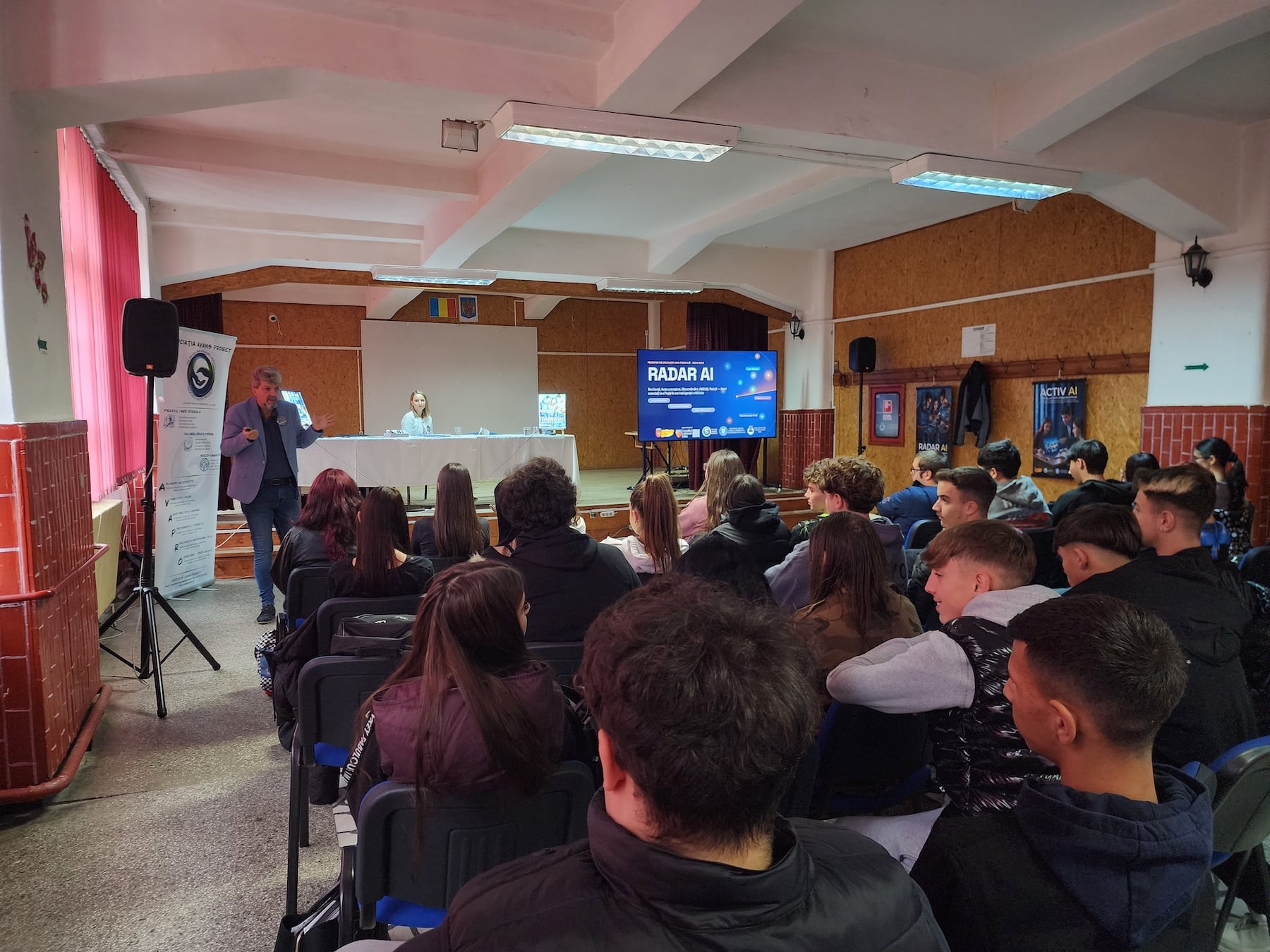 Proiectele RADAR AI și ACTIV AI reunesc elevi și profesori în ateliere despre folosirea conștientă a tehnologiei și creația digitală. Foto: turnulsfatului.ro