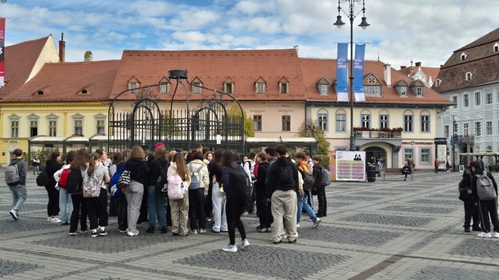 Elevii de la Brașov au venit cu trenul și își organizau traseul în Piața Mare. Foto: turnulsfatului.ro