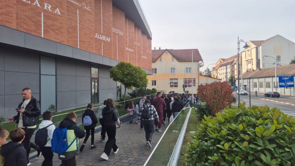Cei de la Școala Gimnazială „Octavian Goga”, structura „Sava Popovici Barcianu” au fost la Mall să mănânce înainte de proiecția filmului. Foto: turnulsfatului.ro