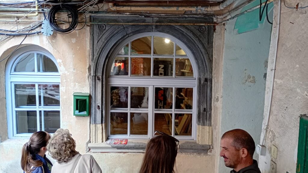 Fereastra renascentistă de la Casa cu Frescă. Foto: turnulsfatului.ro
