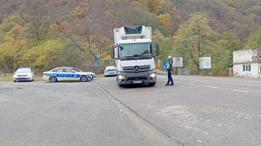 Camion dirijat de polițiști spre parcare. Foto: turnulsfatului.ro