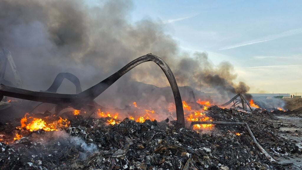Au ars materiale pregătite pentru valorificare. Foto: Facebook / Soma Sibiu