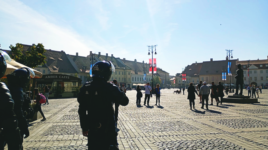 Jandarmii, în Piața Mare din Sibiu la meciul dintre Steaua București și Poli Timișoara. Foto: arhiva turnulsfatului.ro