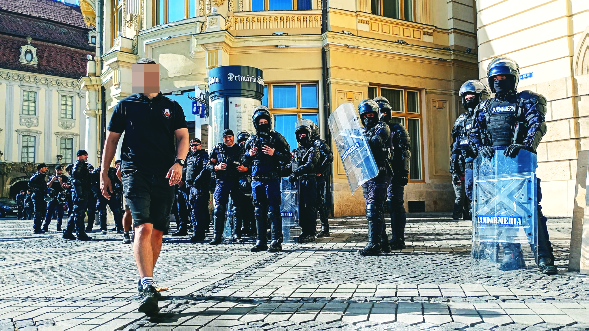Cordonul de jandarmi din Piața Mare. Foto: arhiva turnulsfatului.ro