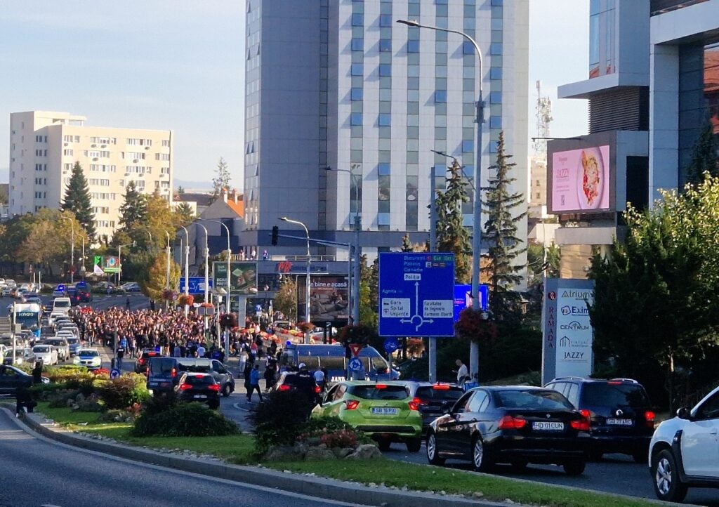 După altercațiile din Piața Mare au urmat blocajele de pe străzile din oraș. Foto: turnulsfatului.ro