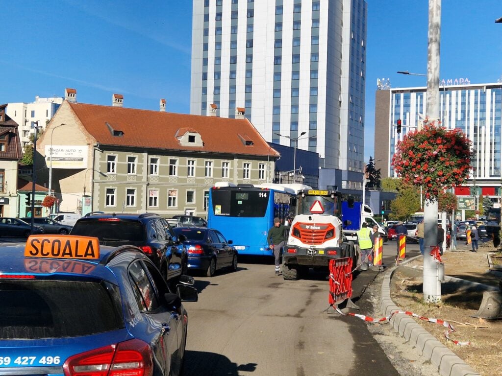 Cu trotuarul blocat, pietonii au fost nevoiți să se amestece printre mașinile conduse de șoferi năuciți de prezența poliției și pornirea semafoarelor. Foto: turnulsfatului.ro