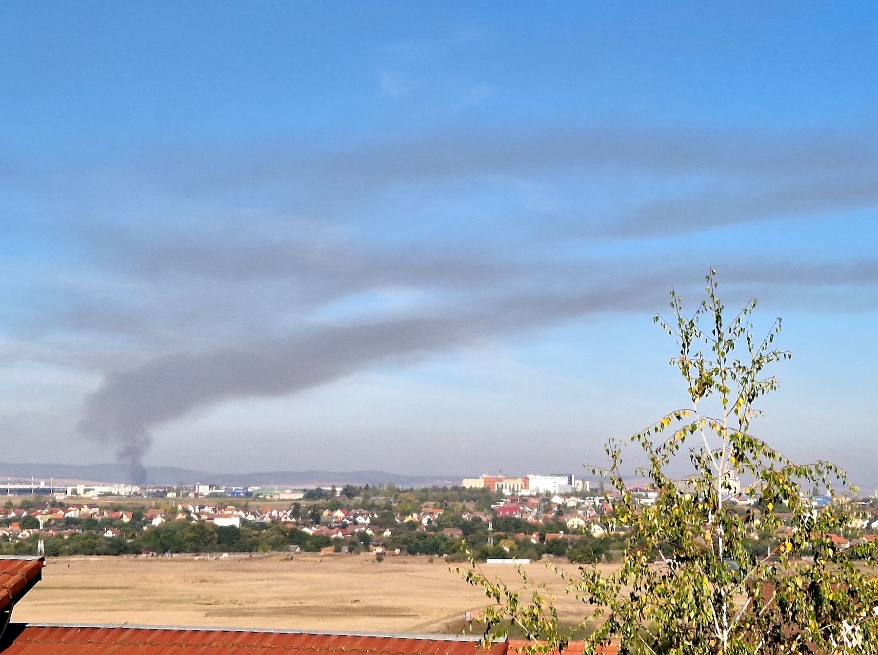 Fumul emanat de la incendiu, în dimineața zilei de sâmbătă. Foto: turnulsfatului.ro