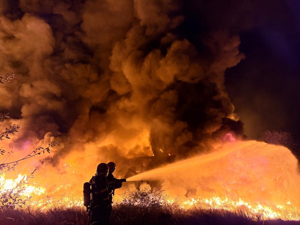 Cinci zile de „foc”, aproape 200 de pompieri mobilizați