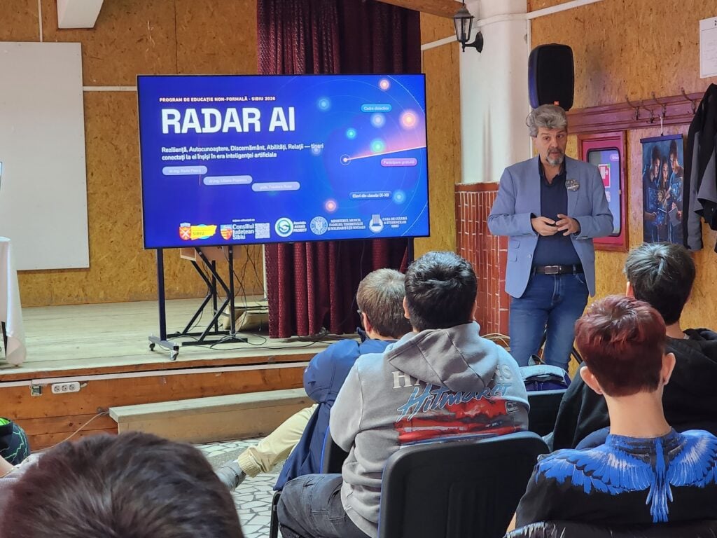 Radu Pascu îi învață pe elevi cum să folosească AI pentru a-i îndruma prin întrebări, pas cu pas, în înțelegerea lecțiilor. Foto: turnulsfatului.ro