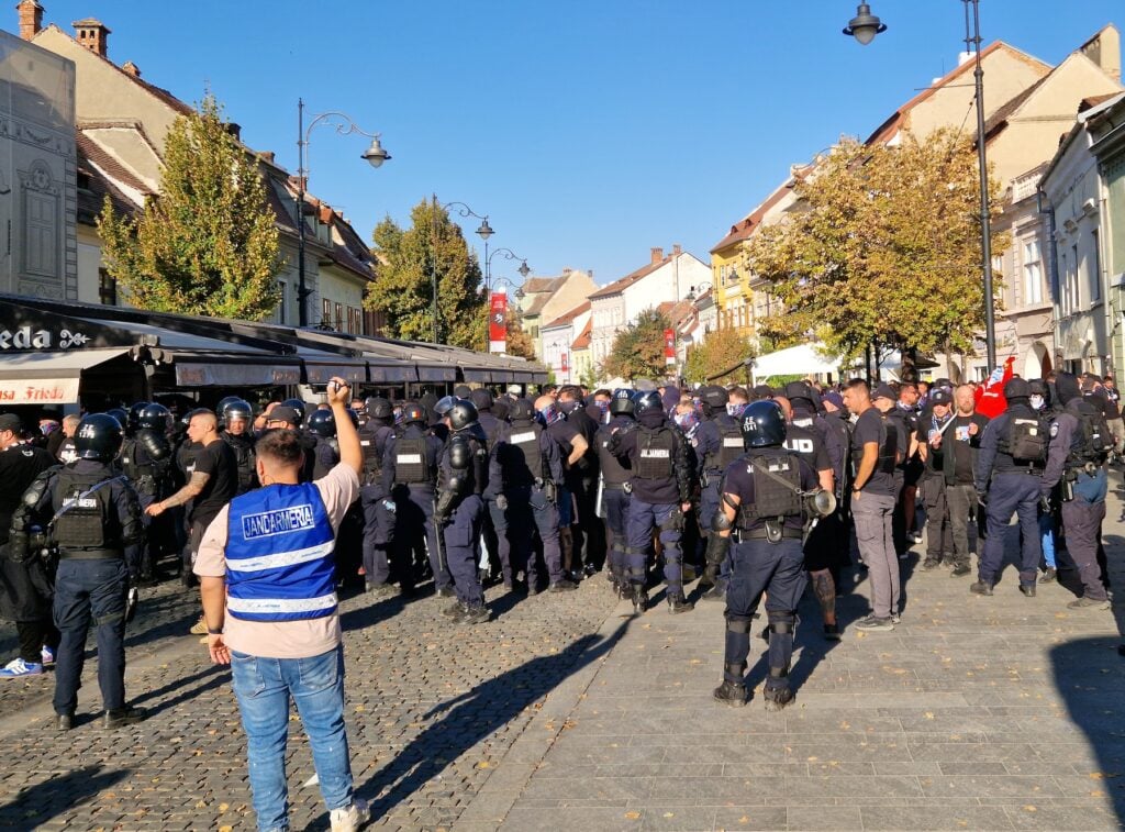 Cele câteva sute de suporteri steliști au înjurat copios pe strada Nicolae Bălcescu.  Foto: turnulsfatului.ro