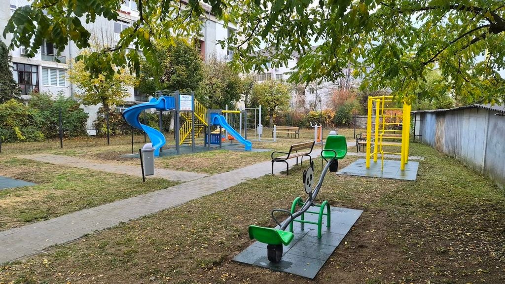loc de joaca strada tomis primaria medias2