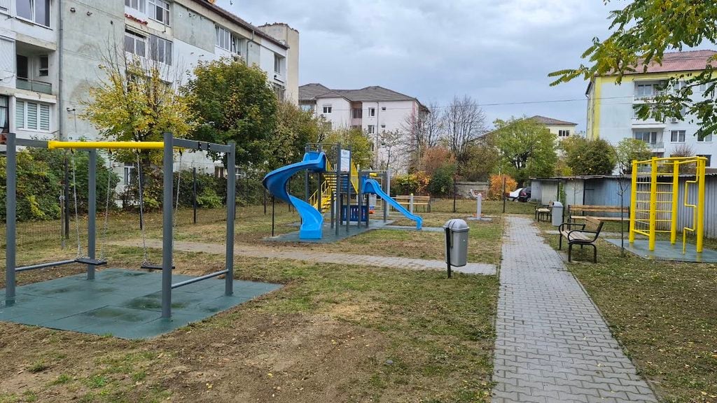 loc de joaca strada tomis primaria medias4