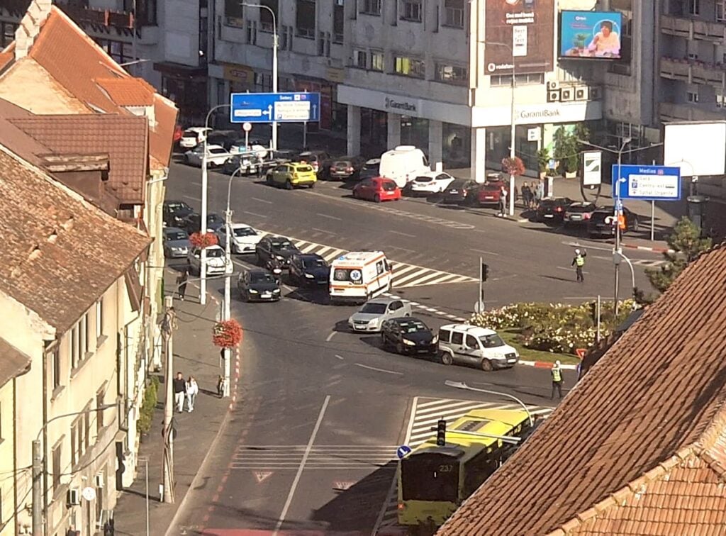 Mulți  șoferu au uitat să mai fie atenți și la semafoare și au intrat în intersecții „pe roșu”. Foto: cititor turnulsfatului.ro
