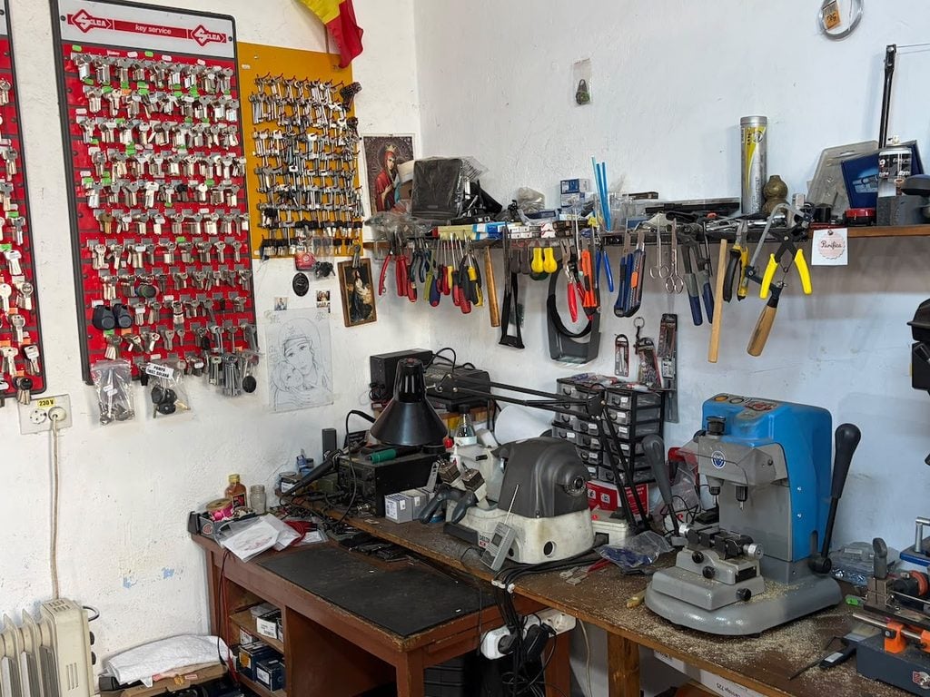 mica afacere atelier cutite si chei 1