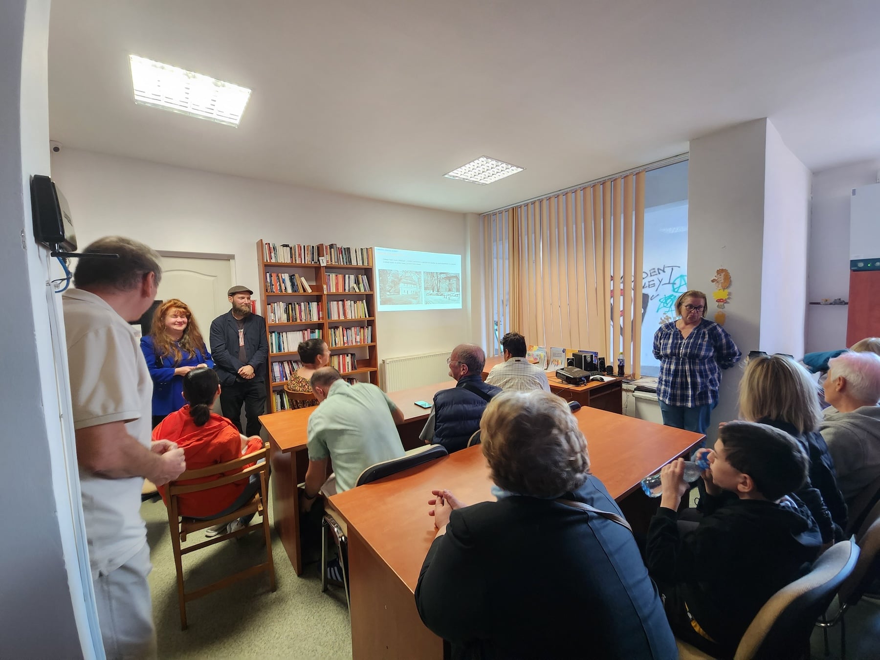 Locuitorii din Valea Aurie au fost încurajați să caute imagini în albumele personale, pentru ca muzeul să le poată digitiza și adăuga arhivei. Foto: turnulsfatului.ro