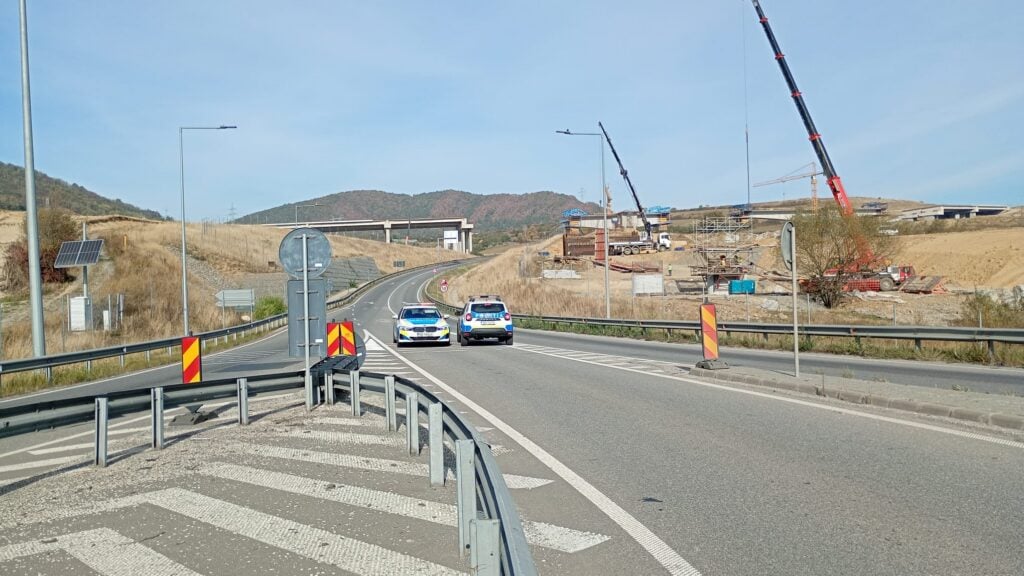 Intrarea pe A1 de la Boița, supravegheată de polițiști. Foto: turnulsfatului.ro