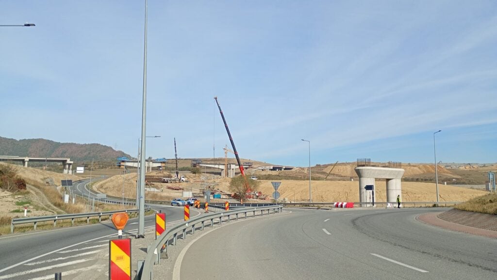 Sensul giratoriu de la intrarea pe A1 de la Boița. Foto: turnulsfatului.ro