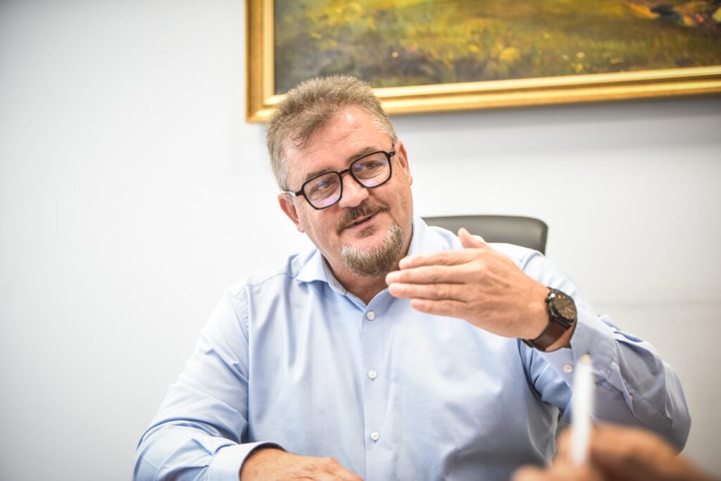 Pentru primarul Mircea Orlățan, fostul primar Gheorghe Huja este „un om de teren”. Foto: Silvana Armat / turnulsfatului.ro