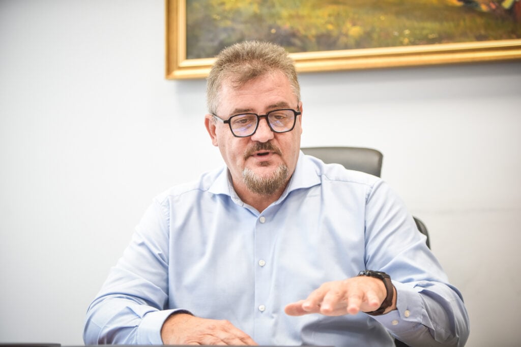 Primarul Mircea Orlățan apreciază, acum, că s-a grăbit cu deciziile luate legat de Lacul Măgura. Foto: Silvana Armat / turnulsfatului.ro