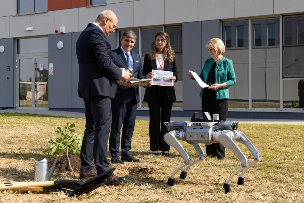Rectorul ULBS și primarul Sibiului au plantat un copac, în curtea noului campus
