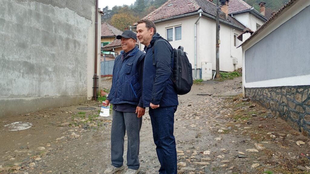 Activiștii au discutat cu rășinărenii și -au îndemnat să iasă la vot. Foto: turnulsfatului.ro