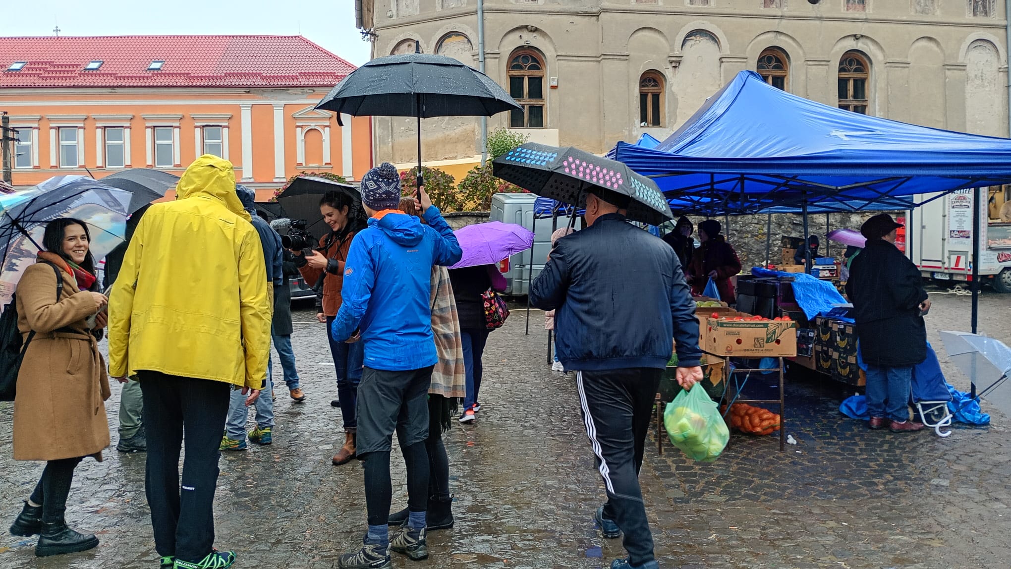 Activiștii s-au adunat în Piața Țărănească din Rășinari în jurul orei 8:30. Foto: turnulsfatului.ro