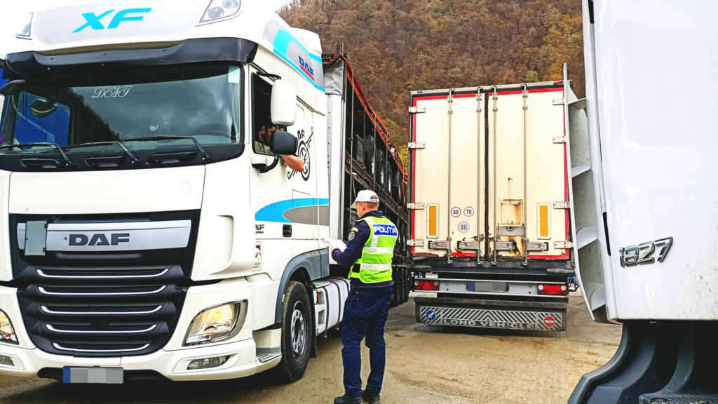 Camion oprit de polițiști în cadrul acțiunii. Foto: turnulsfatului.ro
