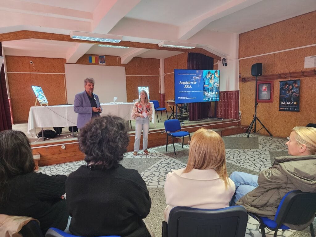 Radu Pascu și Teodora Rusea îmbină explicațiile despre inteligența artificială cu psihoeducația în atelierele dedicate elevilor și profesorilor. Foto: turnulsfatului.ro