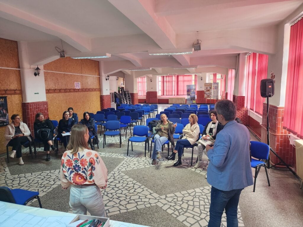Cadrele didactice participante primesc instrumente și materiale pe care le pot adapta pentru lecții și pentru îndrumarea creațiilor digitale ale elevilor. Foto: turnulsfatului.ro