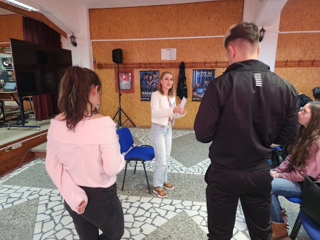 Teodora Rusea, psiholog clinician și psihoterapeut, abordează în ateliere relația dintre emoții, atenție și folosirea tehnologiei. Foto: turnulsfatului.ro