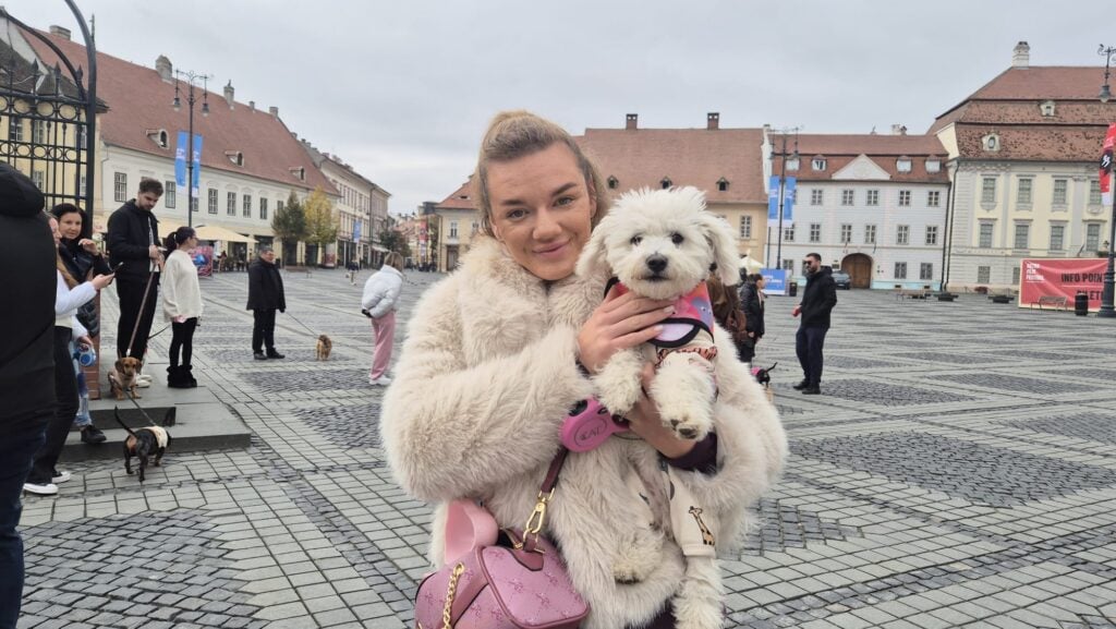 Rafaela a venit cu cățelușa ai, Atena, pentru a