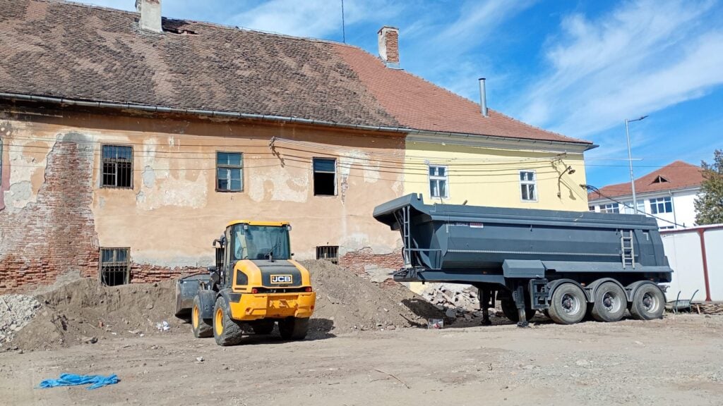 Utilaje folosite în această etapă a reabilitării. Foto: turnulsfatului.ro