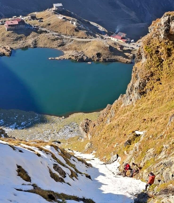 Un bucureștean care s-a plimbat cu mașina până la Bâlea Lac s-a gândit că ar merge și o drumeție, chiar dacă nu e echipat corespunzător. Foto: Salvamont Sibiu