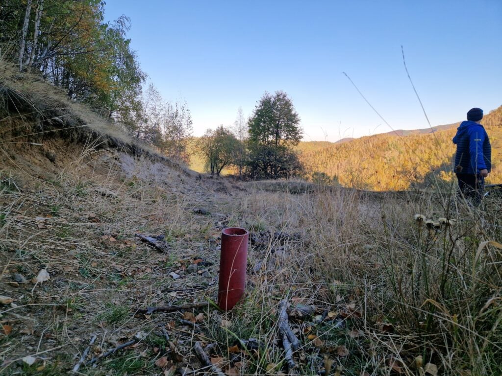 Țeavă care marchează unul din locurile în care a fost efectuat un foraj de explorare. Foto: turnulsfatului.ro