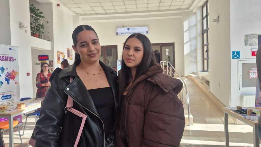 Sonia Furdui (foto dreapta) și Popovici Adelina (foto stânga), eleve care au fost prezente azi la eveniment. Foto: turnulsfatului.ro