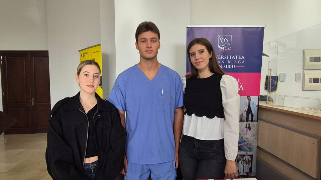 Izabela Prodan (foto dreapta), Francesca Lazăr (foto stânga) și Raul Mohor (foto mijloc). Foto: turnulsfatului.ro